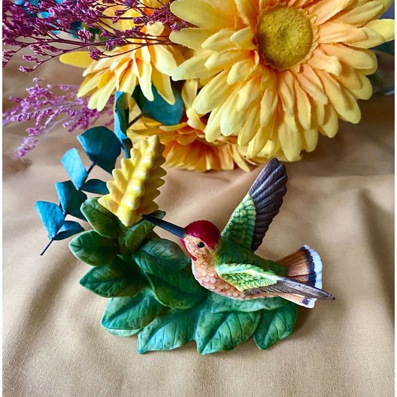 Allen's Bronson Collection, Hummingbird with Aphelandra Flower, looks so natural - Picture 3 of 16